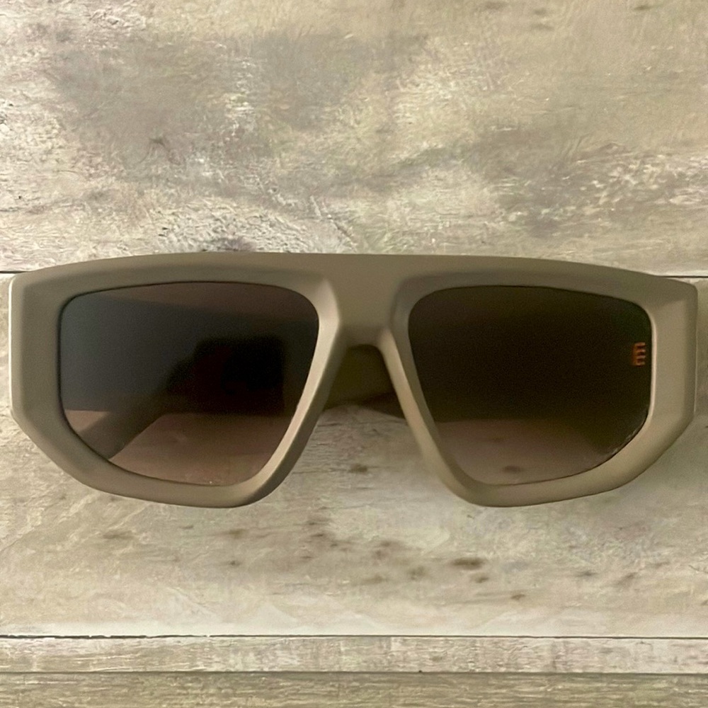 Dezi sunglasses in the style Backtrack